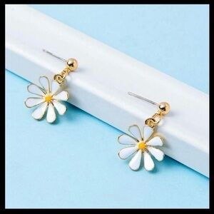 White Forget-Me-Not Flower Earrings BRAND NEW